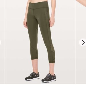 Lululemon Pace Rival Crop
Luxtreme 22"
Dark Olive
